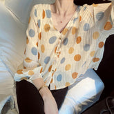 Blusa elegante de gasa con lunares y cuello en V